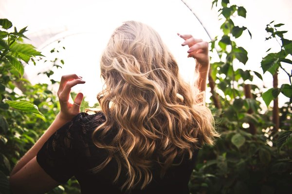 Comment protéger ses cheveux du soleil, du froid, du chlore ou du sel ?
