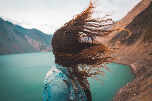 Comment dompter ses cheveux rebelles : conseils et astuces