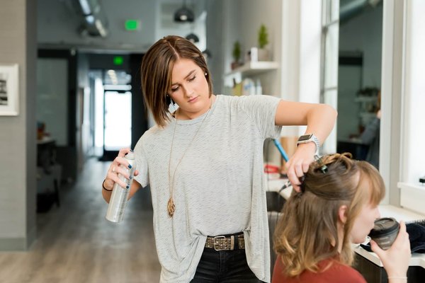 Comment devenir coiffeur ou coiffeuse professionnel(le) dans un salon de coiffure ?