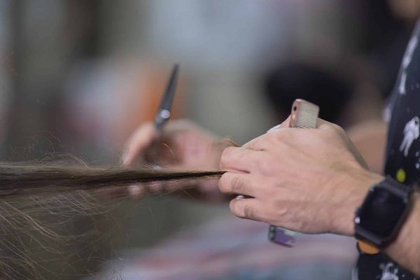 Techniques de coupe et de dégradé pour changer de look capillaire