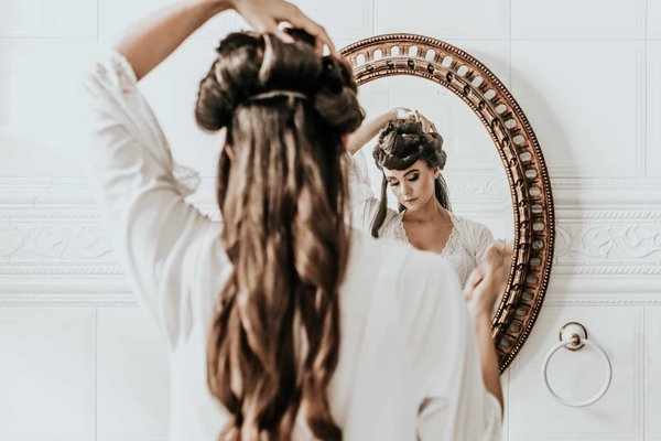 Les techniques de lissage et de bouclage pour changer de texture de cheveux